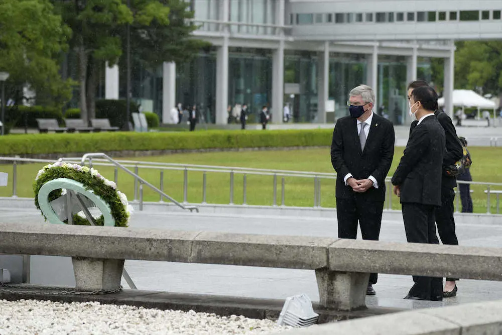 広島訪問のバッハ会長　原爆死没者慰霊碑に献花　周辺道路からデモ隊抗議「出ていけ」「広島を利用するな」
