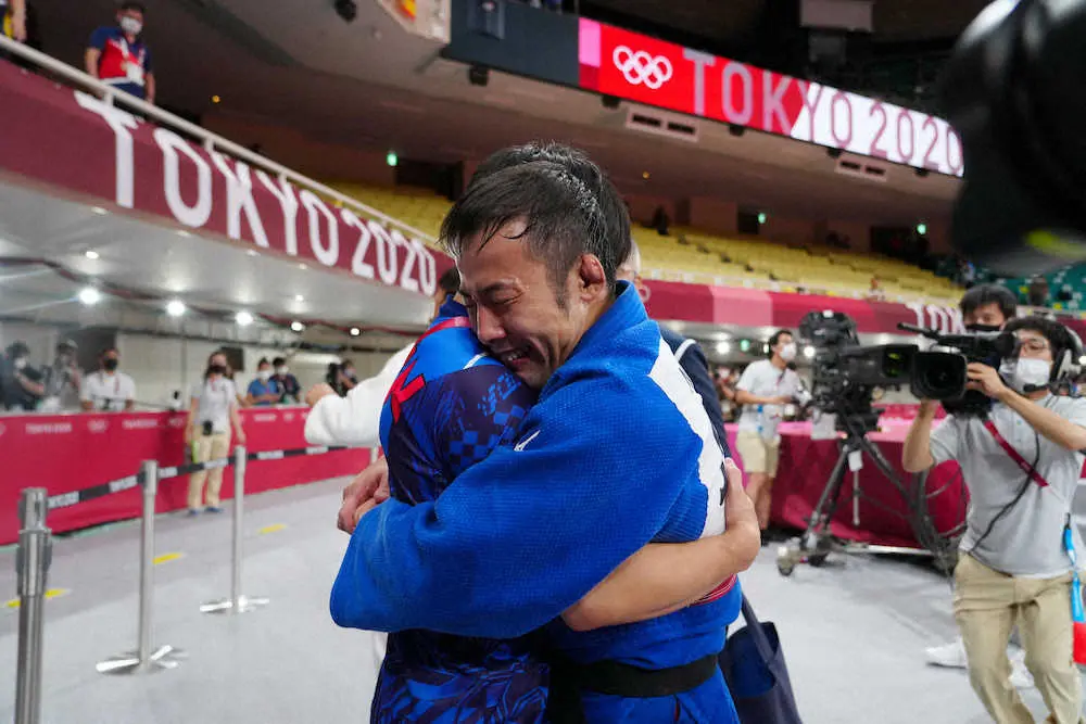 ＜柔道男子60キロ級決勝＞金メダルを獲得し抱き合い涙する高藤（右）（撮影・会津　智海）