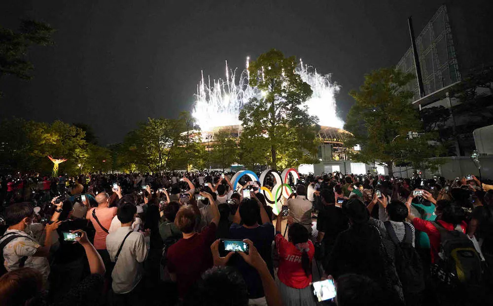 東京五輪開会式で花火が上がり、盛り上がる国立競技場周辺（撮影・木村　揚輔）