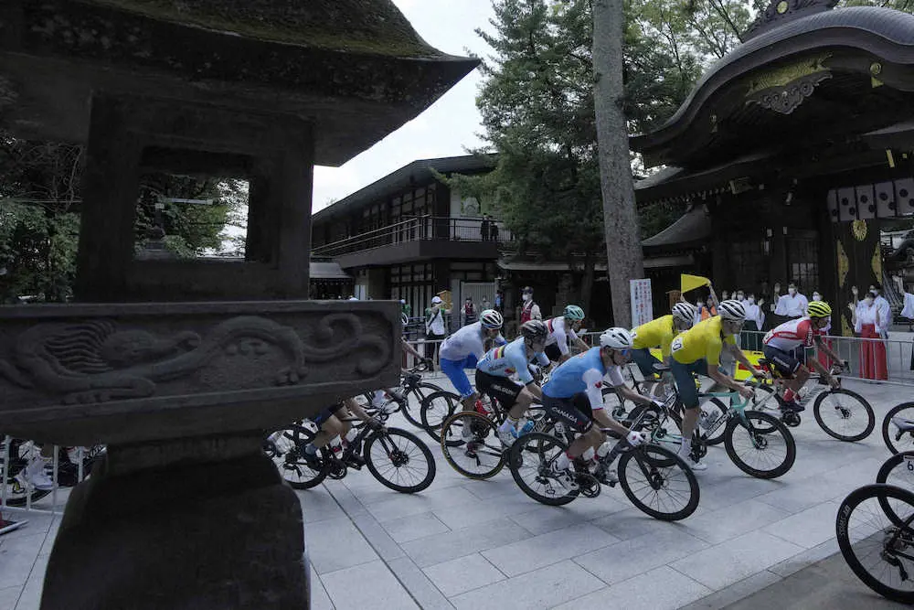 東京・府中付近を通過する自転車ロード男子の選手たち（AP）