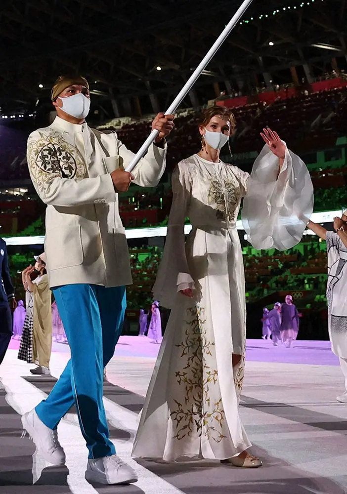 カザフスタン“お姫様旗手”リパコワの衣装は白鳥をイメージした特注品　同国五輪委員会が説明