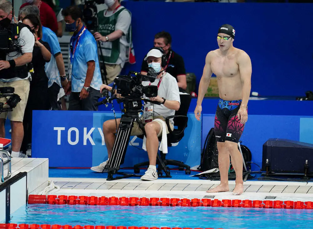 ＜競泳　男子400メートル個人メドレー予選＞厳しい表情でプールを上がる瀬戸大也（右）（撮影・小海途　良幹）