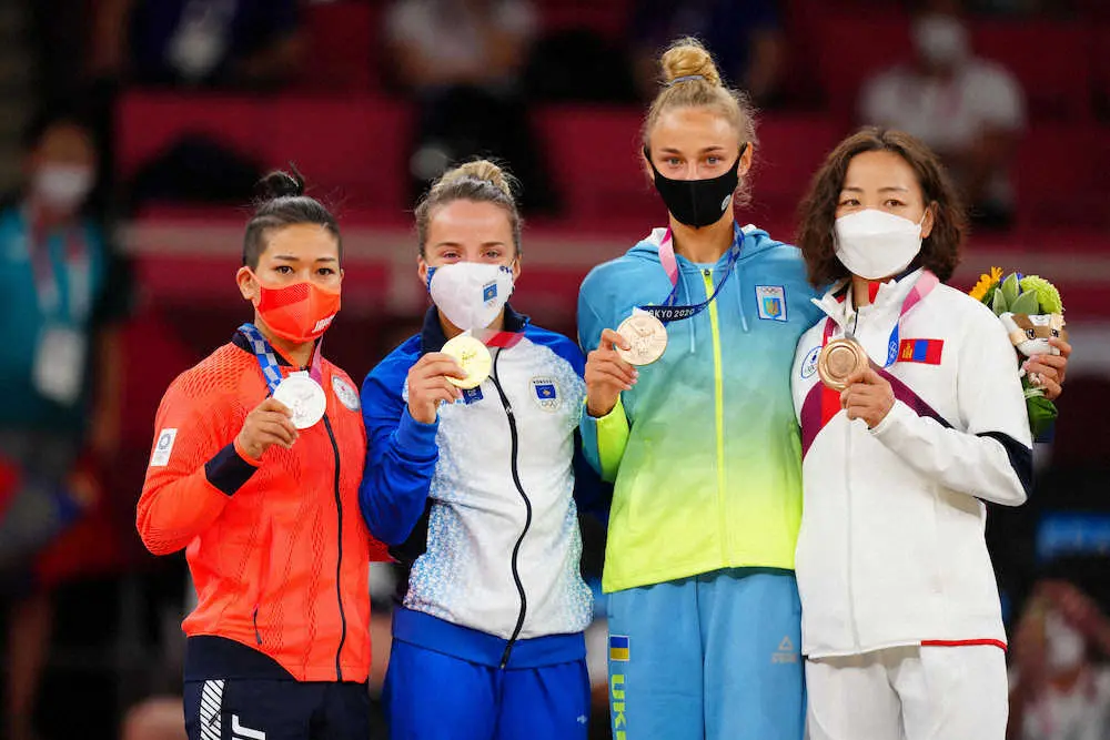 柔道女子48キロ級、表彰台でメダルを手にする渡名喜（左）（撮影・会津　智海）