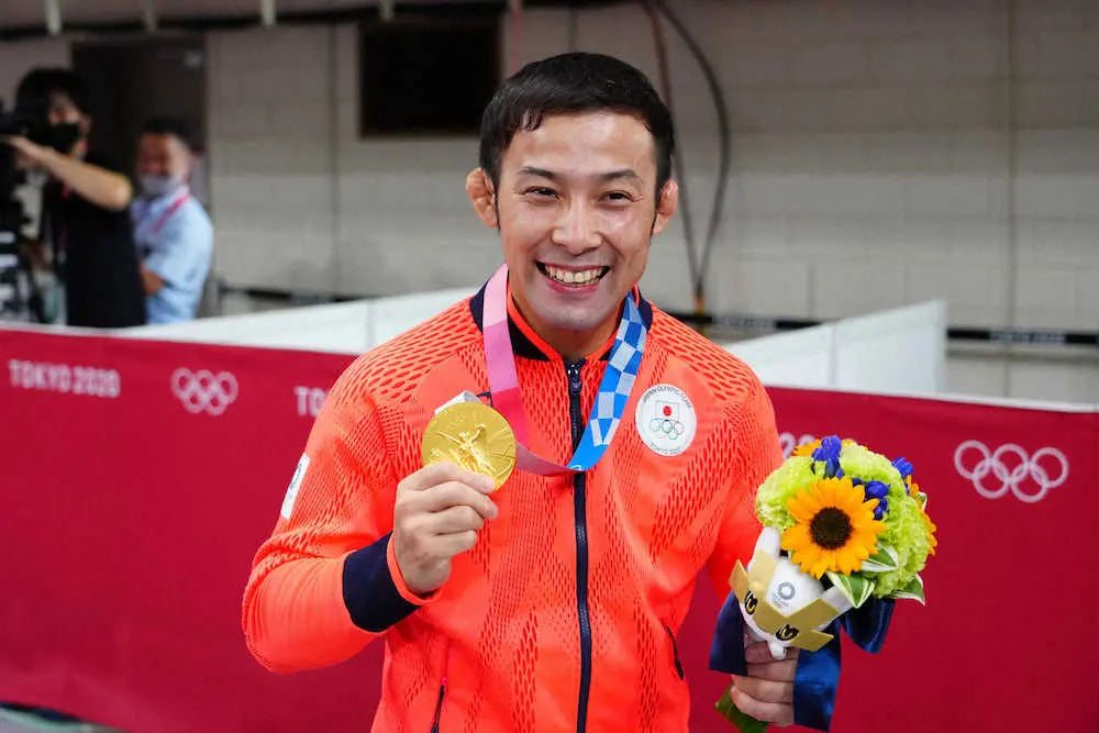 柔道男子60キロ級決勝、金メダルを手に笑顔を見せる高藤（撮影・会津　智海）