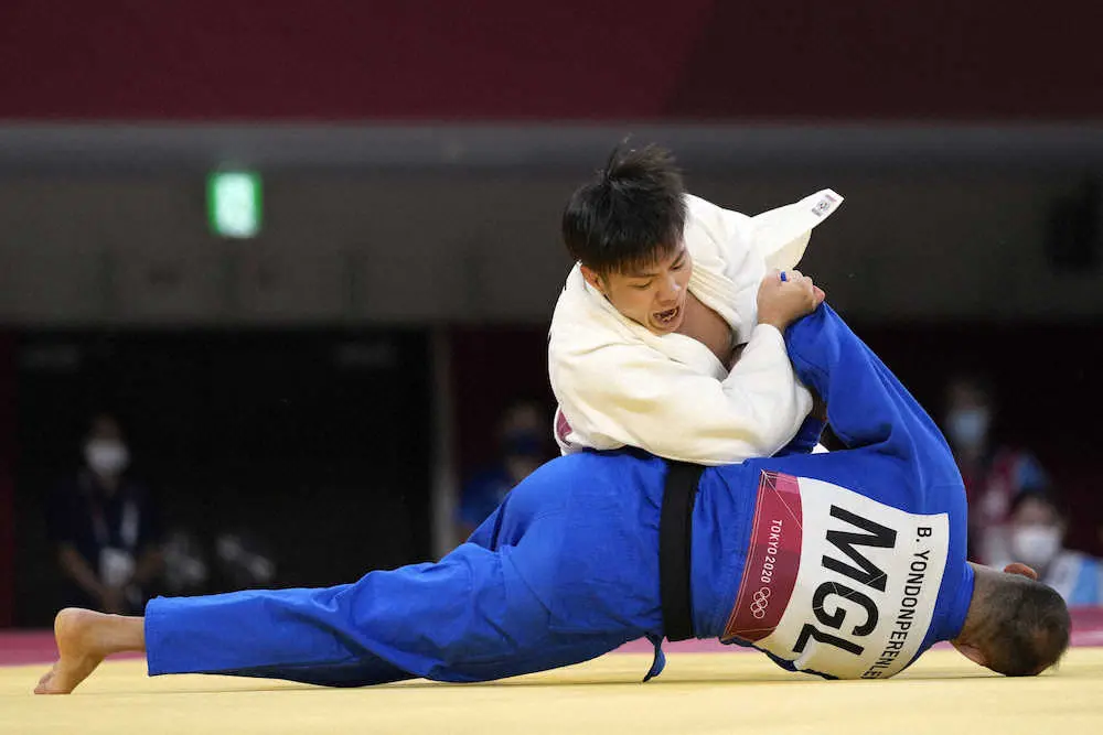 柔道男子66キロ級準々決勝でモンゴル選手を破る阿部一二三（上）　　（AP）