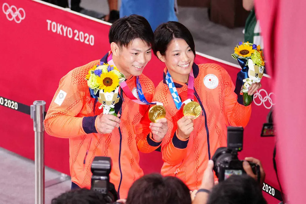 ＜柔道男子66キロ級決勝＞金メダルを手に笑顔を見せる阿部一二三（左）と詩（撮影・会津　智海）