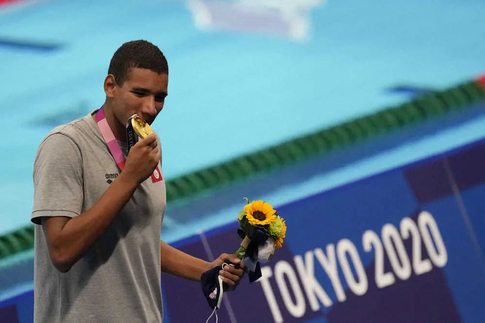 競泳男子400メートル自由形で優勝したチュニジアのハフナウーイ（AP）