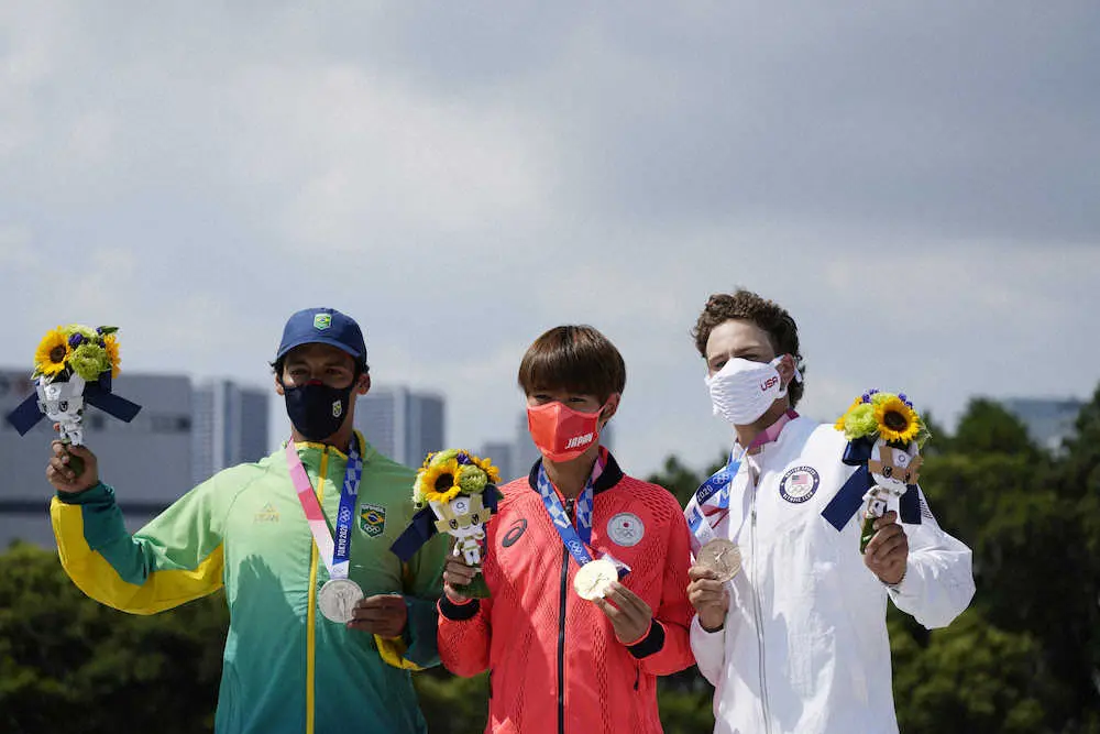 男子ストリートで金メダルを獲得した堀米雄斗。左は銀メダルのケウビン・ホフラー、右は銅メダルのジャガー・イートン（AP）