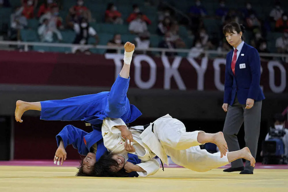柔道女子57キロ級の芳田司（右）は、2回戦で中国選手を一本背負いでの一本勝ちを決める　　（AP）