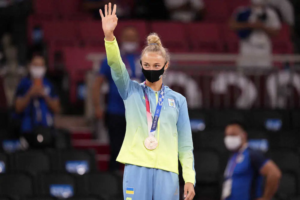 銅メダルの9頭身美女ビロディド　選手村でのミニスカ姿披露に「さいこー」「強×美」「キレイ」の声