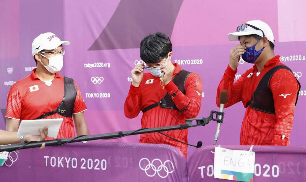 男子団体で銅メダルが決まり、インタビューで声をつまらせる（左から）古川高晴、武藤弘樹、河田悠希
