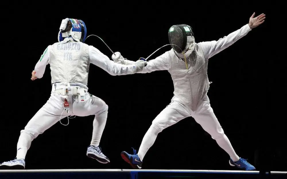 　＜フェンシング　男子フルーレ個人準決勝＞イタリアのD・ガロッツォ（左）と対戦する敷根崇裕（共同）