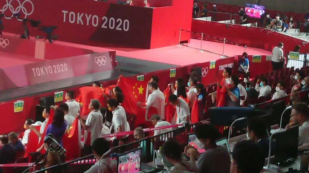 無観客で行われている卓球混合ダブルス決勝の会場に姿を見せた謎の中国応援団