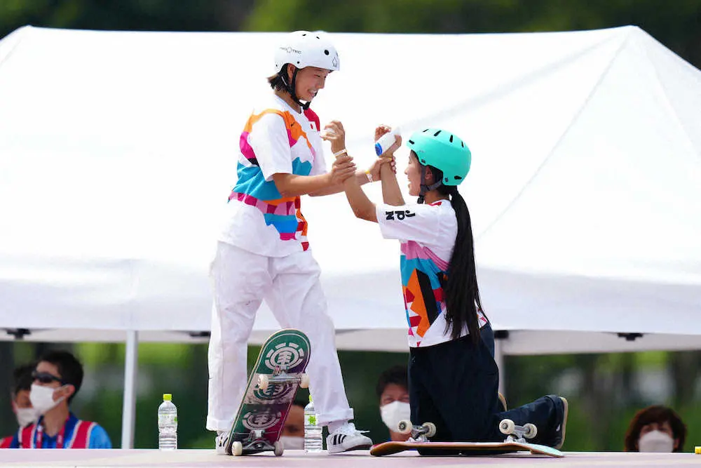 ＜スケートボード女子ストリート＞ともにメダルが確定した瞬間、喜び合う西矢（左）と中山（撮影・会津　智海）