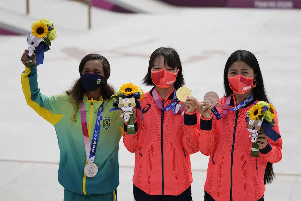 スケードボード女子ストリートでメダルを獲得した（左から）銀メダルのライッサ・レアウ、金メダルの西矢椛、銅メダルの中山楓奈（AP）