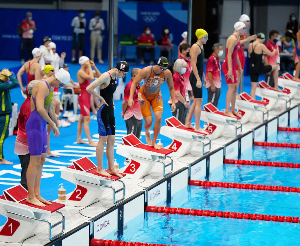 ＜競泳女子400メートルリレー予選＞スタート台に立つ池江（左から2人目）＝撮影・小海途良幹