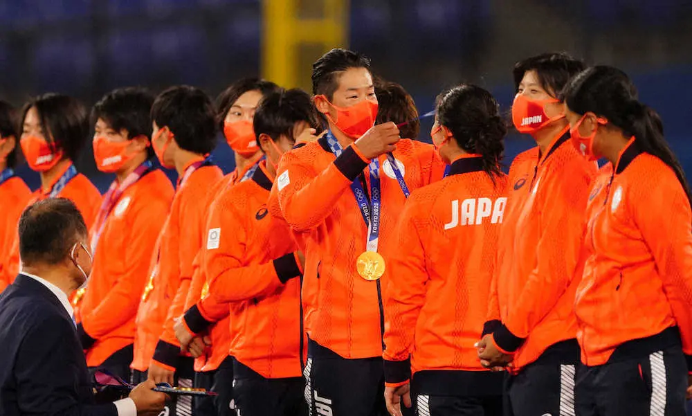 ソフトボール表彰式で“メダル”リレー　日本代表がお互いに金メダル掛け合って祝福