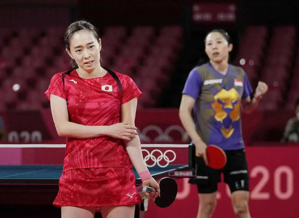 女子シングルス準々決勝でシンガポール選手（奥）にポイントを奪われ、苦しい表情の石川佳純