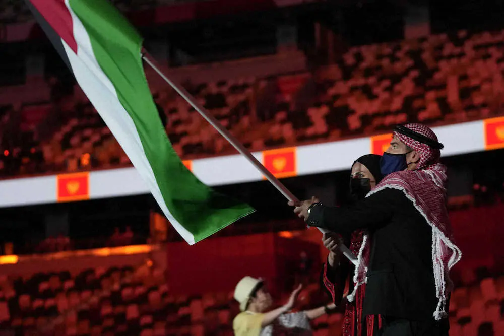 開会式でヨルダンの旗手を務めたジュリアナ・サデク（左、AP）
