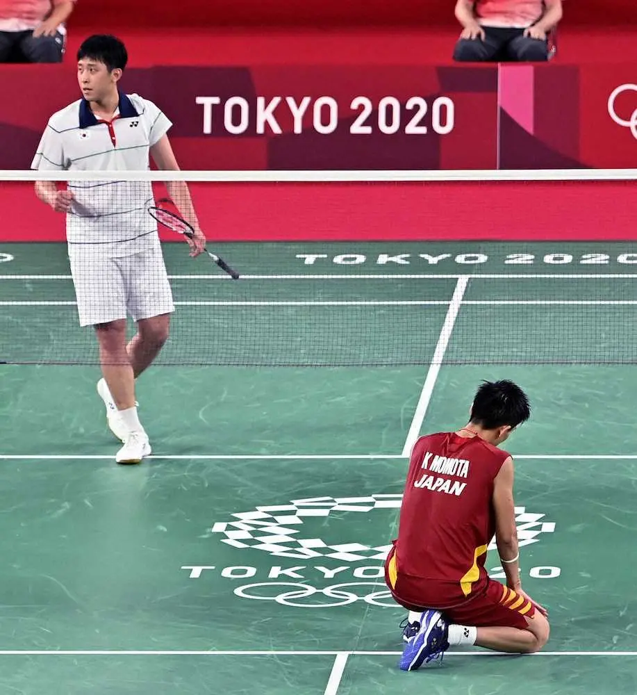 男子シングルス1次リーグで桃田賢斗（右下）に勝利した韓国の許侊熙