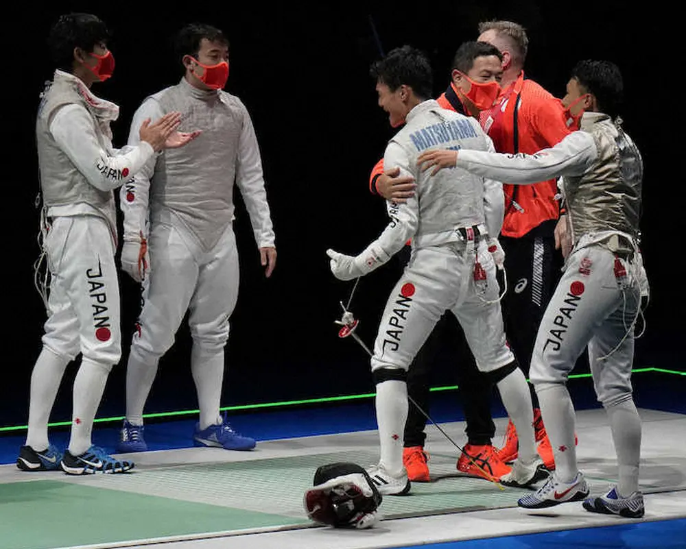 ＜日本・イタリア＞最終試合で逆転勝ちを決めた松山恭助（左から3人目）は日本チームの仲間や関係者に抱えられながら「よっしゃ～！」と絶叫（AP）