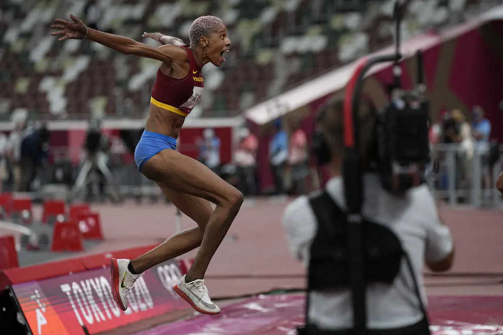女子三段跳びで世界新!ロハスがベネズエラ陸上界初の金にネット驚き「空飛んでた」「翼がみえる」