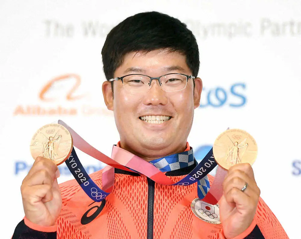 アーチェリー男子の個人と団体で獲得した2つの銅メダルを手に笑顔の古川