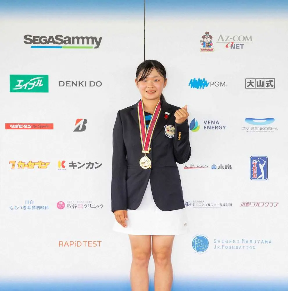 丸山茂樹ジュニアファンデーションゴルフ大会中学・高校女子の部で優勝した花田華梨