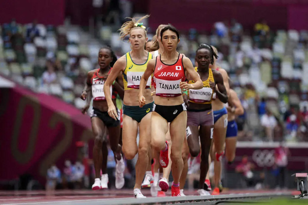 東京五輪陸上女子1500メートル予選で日本新記録を出し、準決勝に進出した田中希実（中央＝AP）