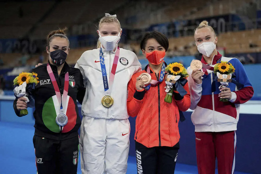 ＜体操女子種目別床・決勝＞（左から）銀のバネッサ・フェラーリ（イタリア）、金のジェード・キャリー（米国）、銅の村上　茉愛とアンゲリナ・メルニコワ（ROC）（AP）　）