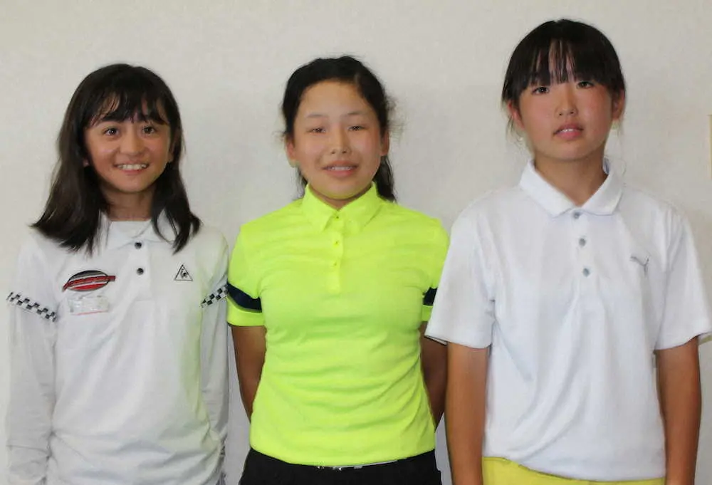 小学生ゴルフトーナメント福岡県大会女子、4～6年女子の部で（左から）優勝した藤野、2位の橋本、3位の永山