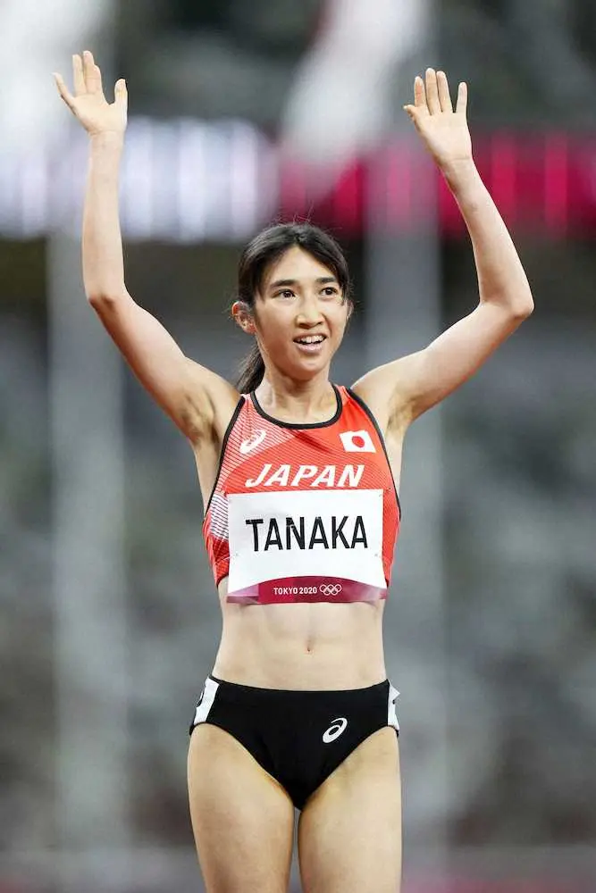 　女子1500メートル準決勝　日本新記録となる3分59秒19の1組5着で決勝進出を決め、喜ぶ田中希実