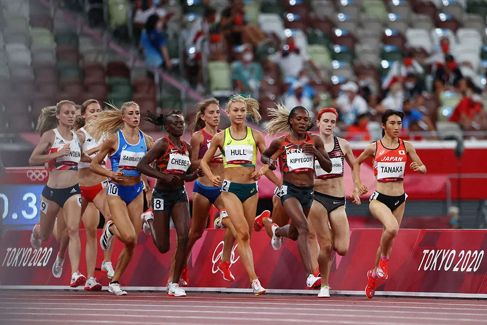 女子1500メートル準決勝1組に出場し、3分59秒19で5着に入った田中希実(右）＝ロイター