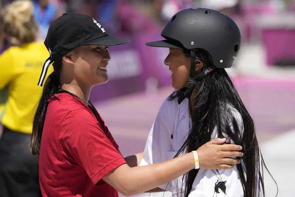スケートボード女子パークで金メダルを獲得した四十住さくら（左）と銀メダルの開心那（AP）