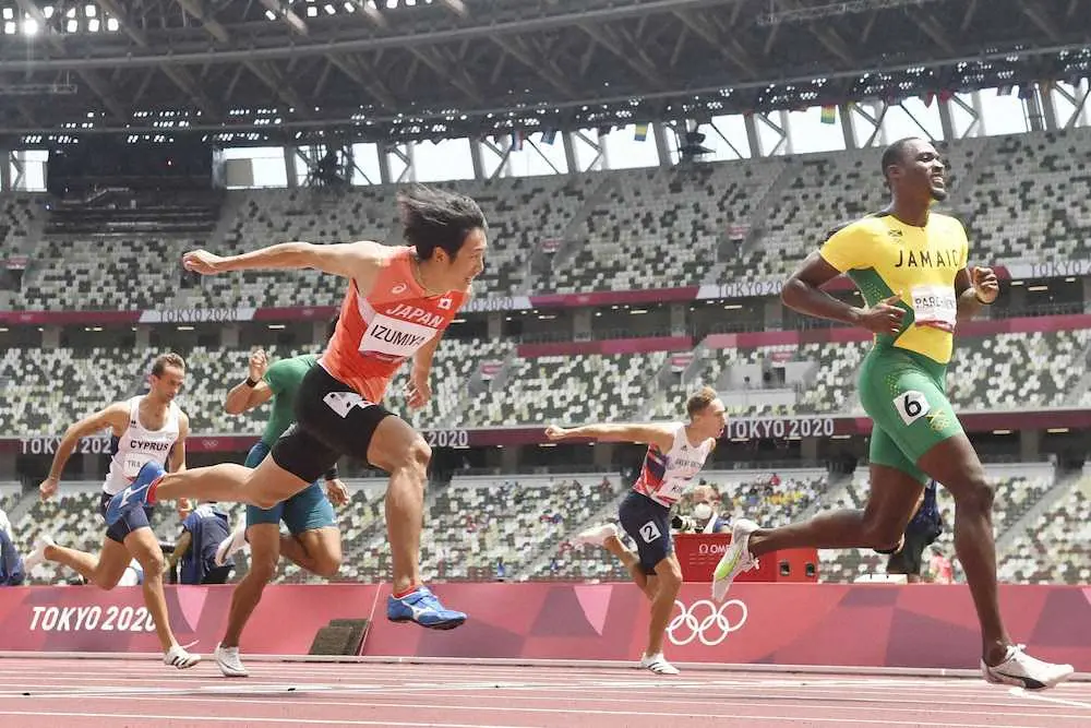 　男子110メートル障害準決勝　3組3着でゴールする泉谷駿介（右から3人目）。決勝進出を逃した＝国立競技場