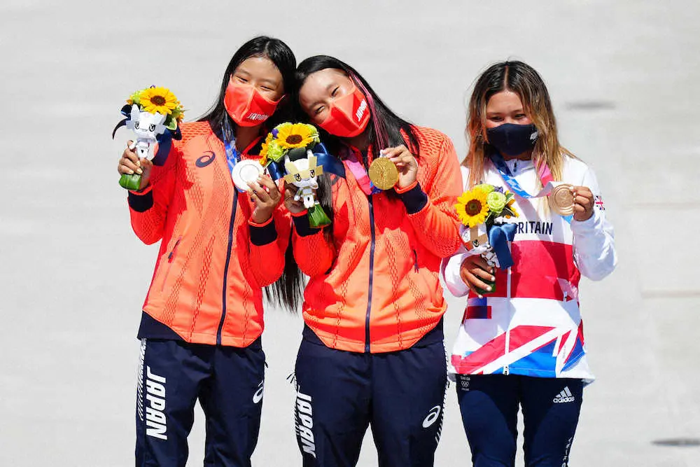 ＜スケートボード女子パーク決勝＞メダルを手にする（左から）開、四十住、スカイ・ブラウン（撮影・会津　智海）