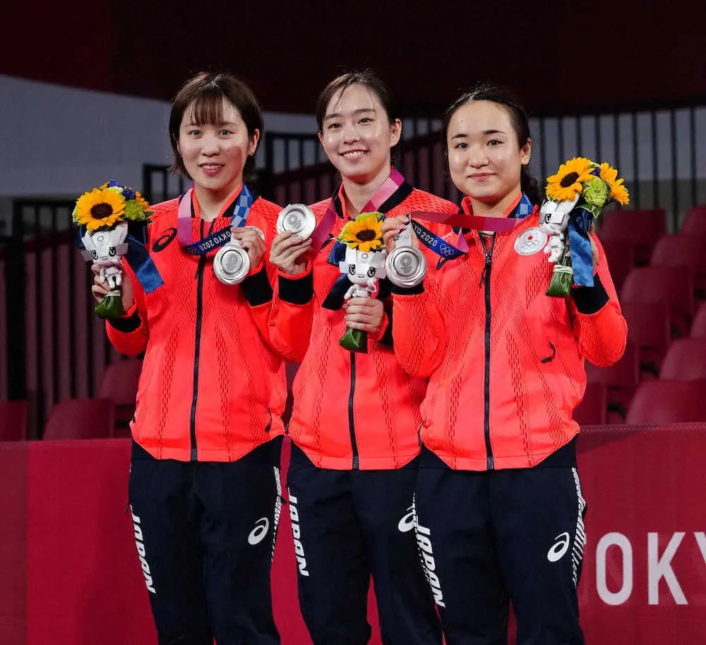 5日に行われた女子団体決勝、銀メダルを手に笑顔の（右から）伊藤美誠、石川佳純、平野美宇（撮影・小海途　良幹）