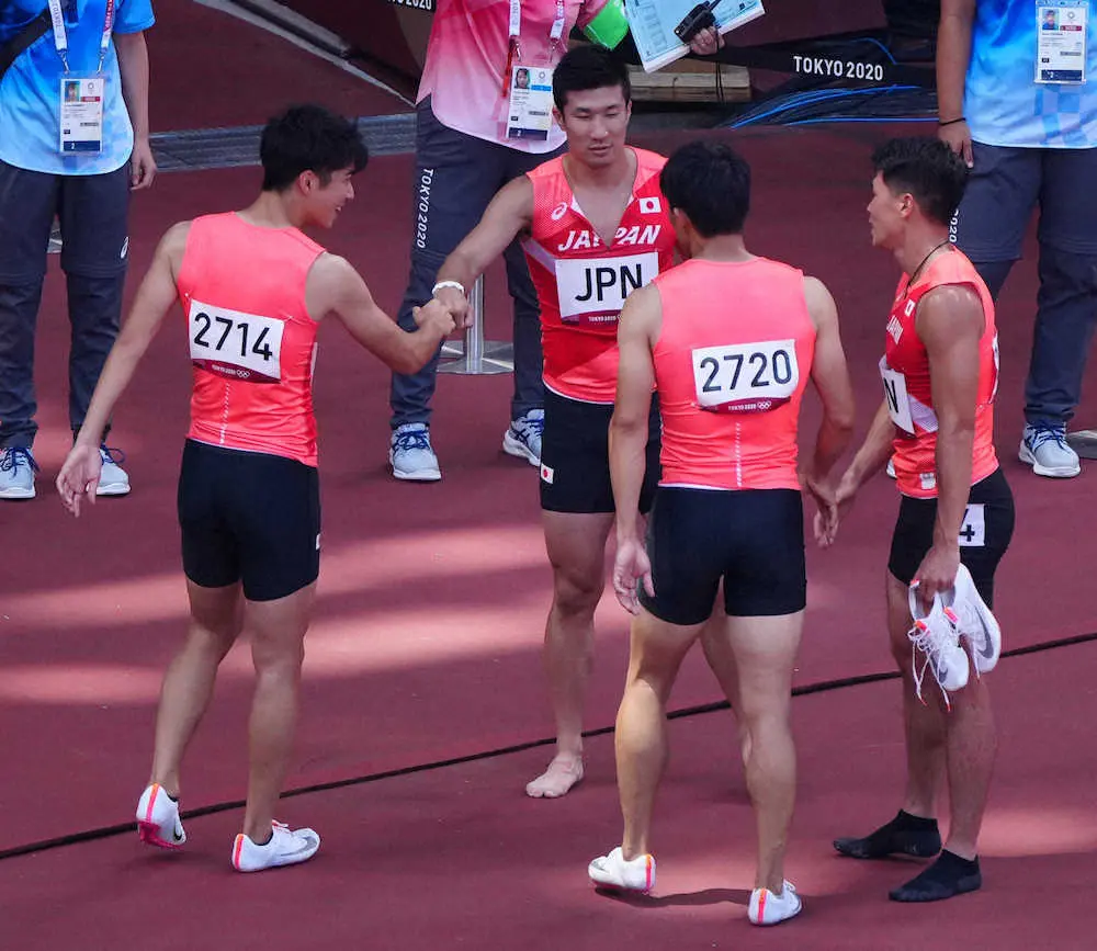 男子400メートルリレー予選、レースを終えグータッチをする（左から）多田修平、桐生祥秀、山県亮太、小池祐貴（撮影・小海途　良幹）