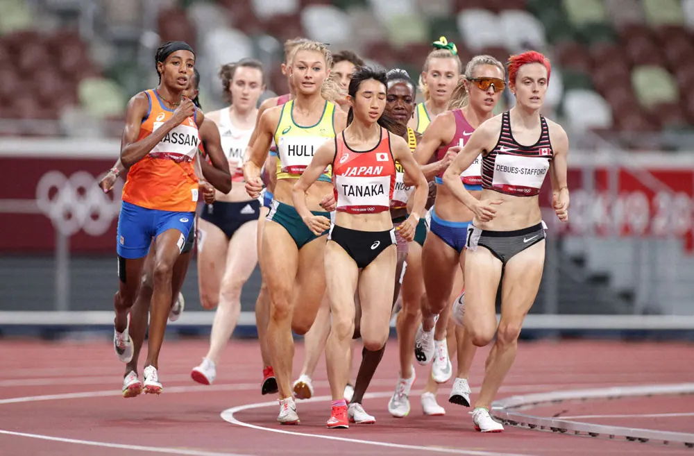 女子1500メートル決勝で8位入賞を果たした田中（中央）（ロイター）