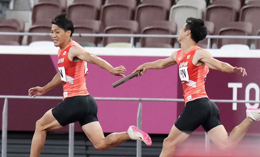 男子400メートルリレー決勝　第１走者の多田修平（右）から第２走者の山県亮太へリレーで失敗