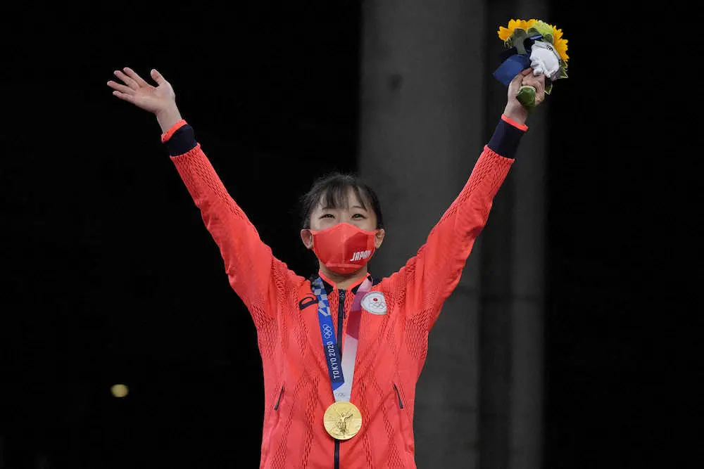 表彰式で金メダルをかけ両手を掲げるレスリング・須崎優衣（ＡＰ）