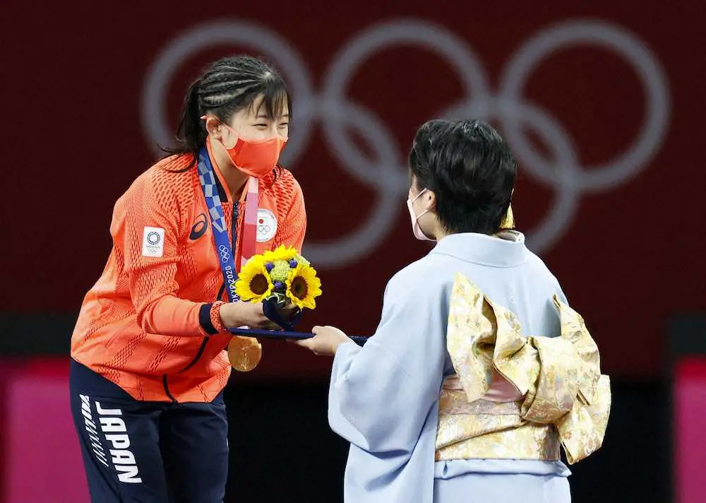　女子50キロ級で優勝し、伊調馨（右）からブーケを受け取る須崎優衣＝幕張メッセ