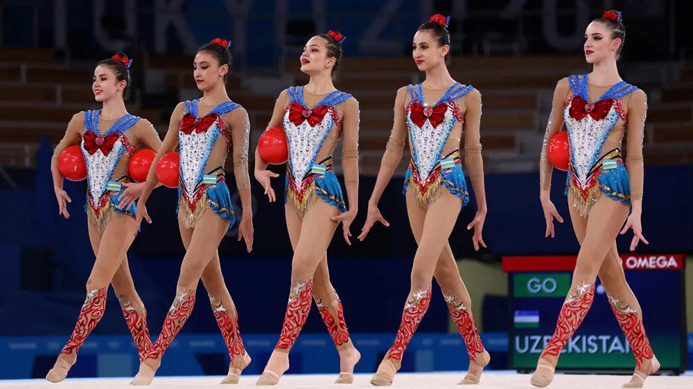 新体操団体ウズベキスタン「セーラームーン」で舞う