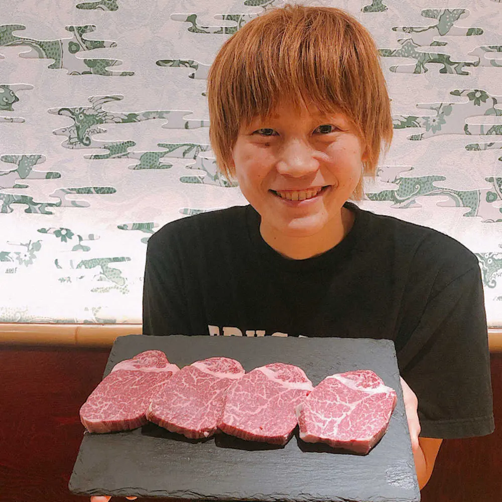 愛知・碧南市の焼き肉店「肉の館・清州園」で、好物のシャトーブリアンを手にニンマリの女子バスケットボール日本代表主将・高田真希