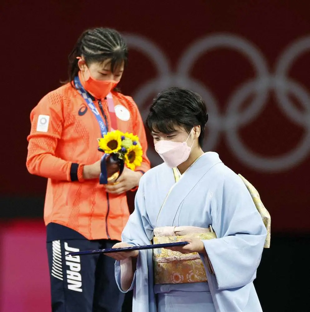女子50キロ級の表彰式で須崎優衣（左）にブーケを渡した伊調馨
