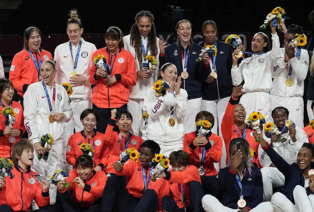 女子バスケットボールの決勝を戦った米国と日本（AP）