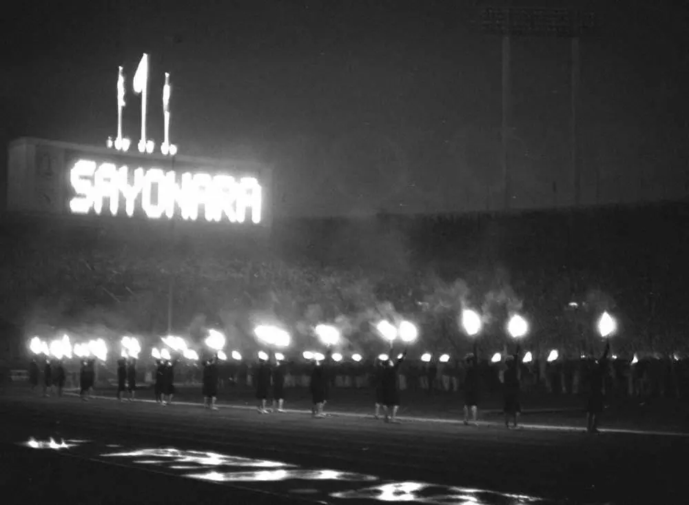 「サヨナラ」が浮かんだ1964年東京五輪閉会式。この後、五輪は苦難の大会が続いた＝1964年10月24日、国立競技場