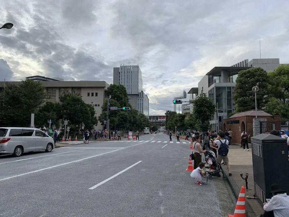 東京五輪閉会式に向けて、規制線が張られた秩父宮ラグビー場付近のスタジアム通り