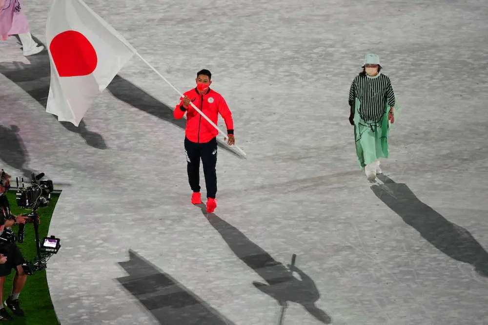 東京五輪閉会式　空手形金・喜友名諒が日本の旗手　日の丸手に先頭で入場