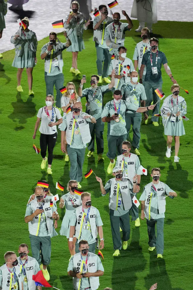 閉会式でも「日本愛」あふれるドイツ選手団　日本国旗を手に、背中にはカタカナで「ドイツ」にネット歓喜